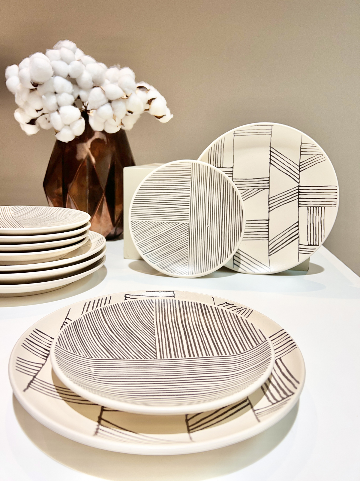 Set 12 Farfurii Ceramica (6 buc Desert 21cm, 6 buc Mari 26cm) Decorama Bej Deschis cu Pensulare Manuala Linii Neagre 5