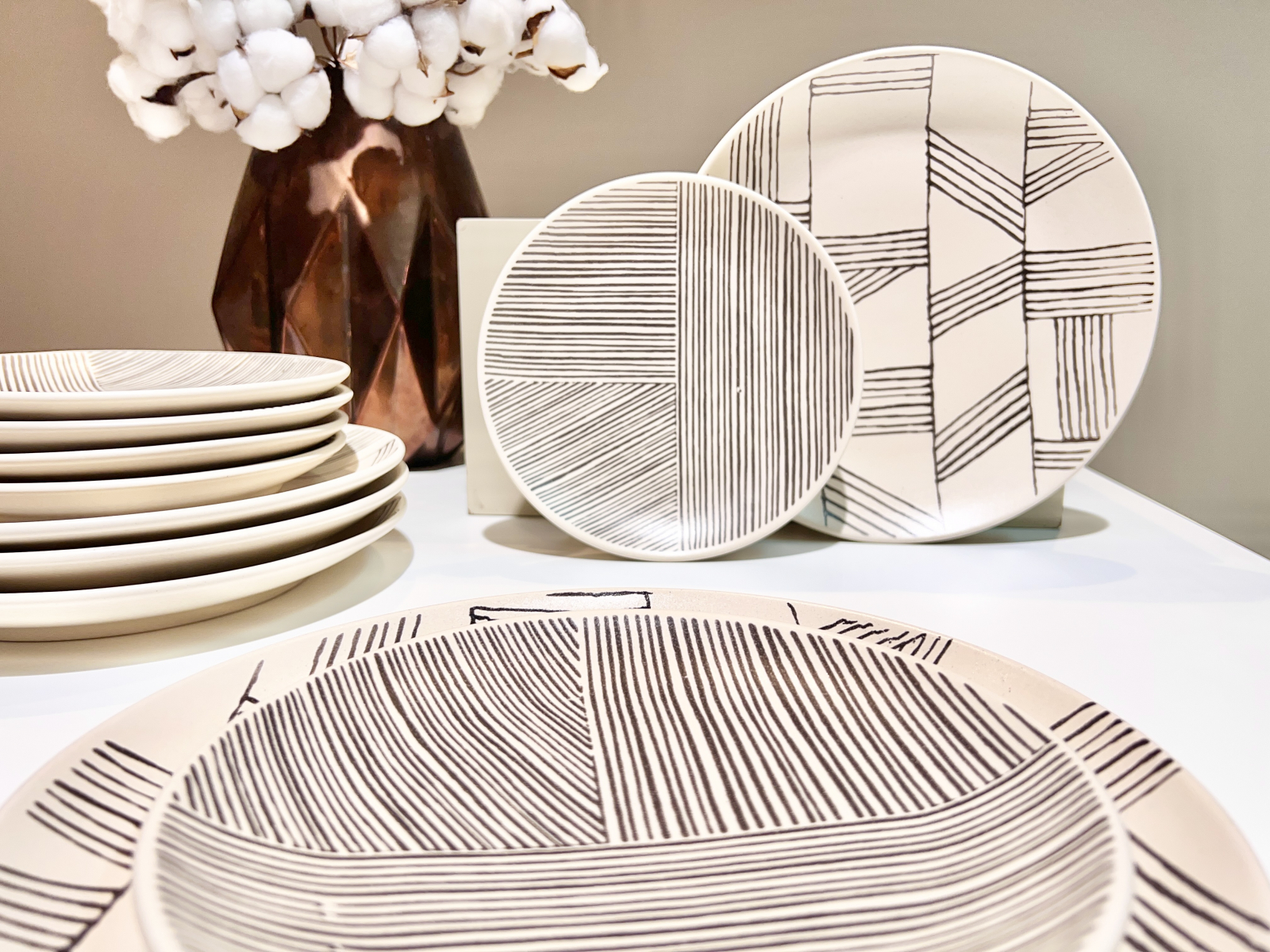 Set 12 Farfurii Ceramica (6 buc Desert 21cm, 6 buc Mari 26cm) Decorama Bej Deschis cu Pensulare Manuala Linii Neagre 3