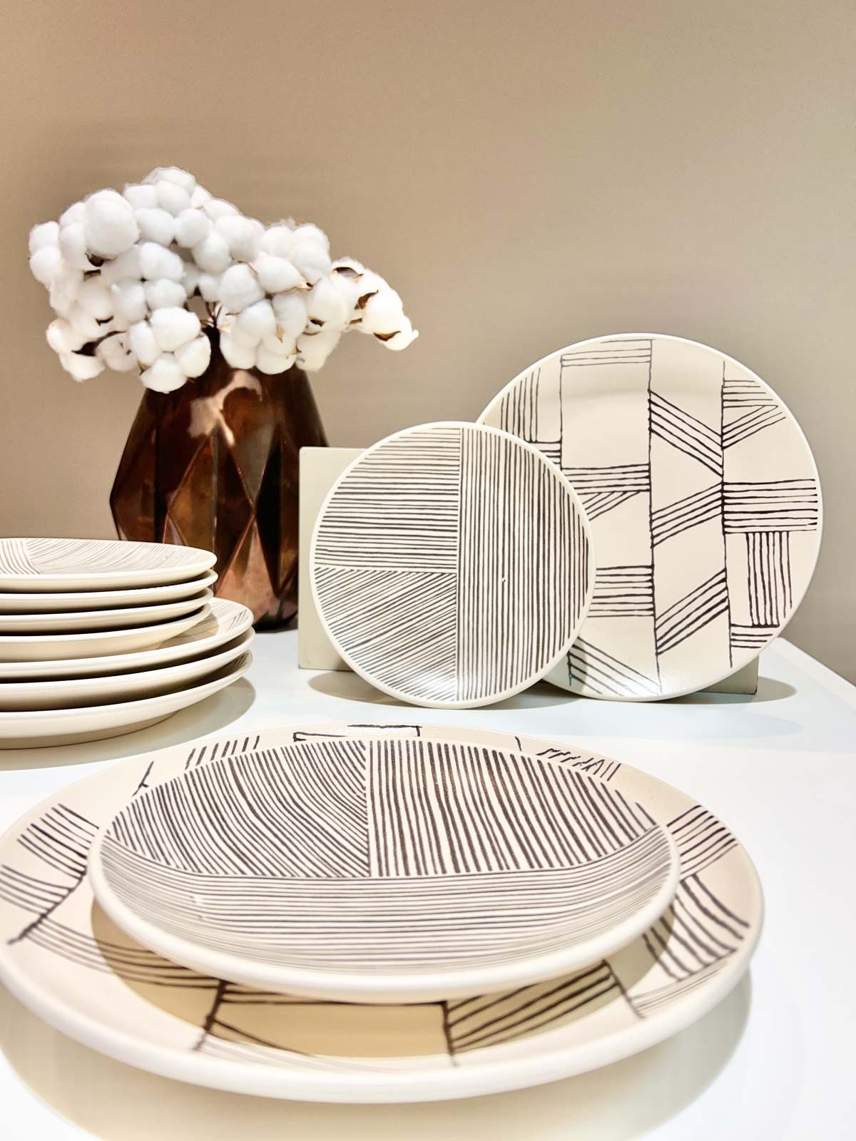 Set 12 Farfurii Ceramica (6 buc Desert 21cm, 6 buc Mari 26cm) Decorama Bej Deschis cu Pensulare Manuala Linii Neagre 2