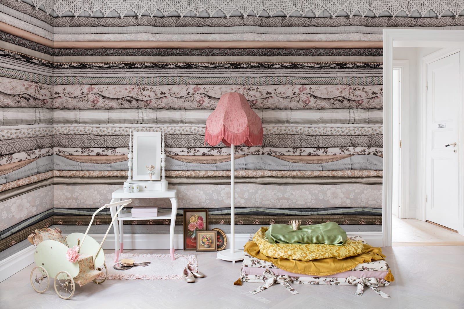 Her Royal Slumber, Vintage, Rebel Walls 3