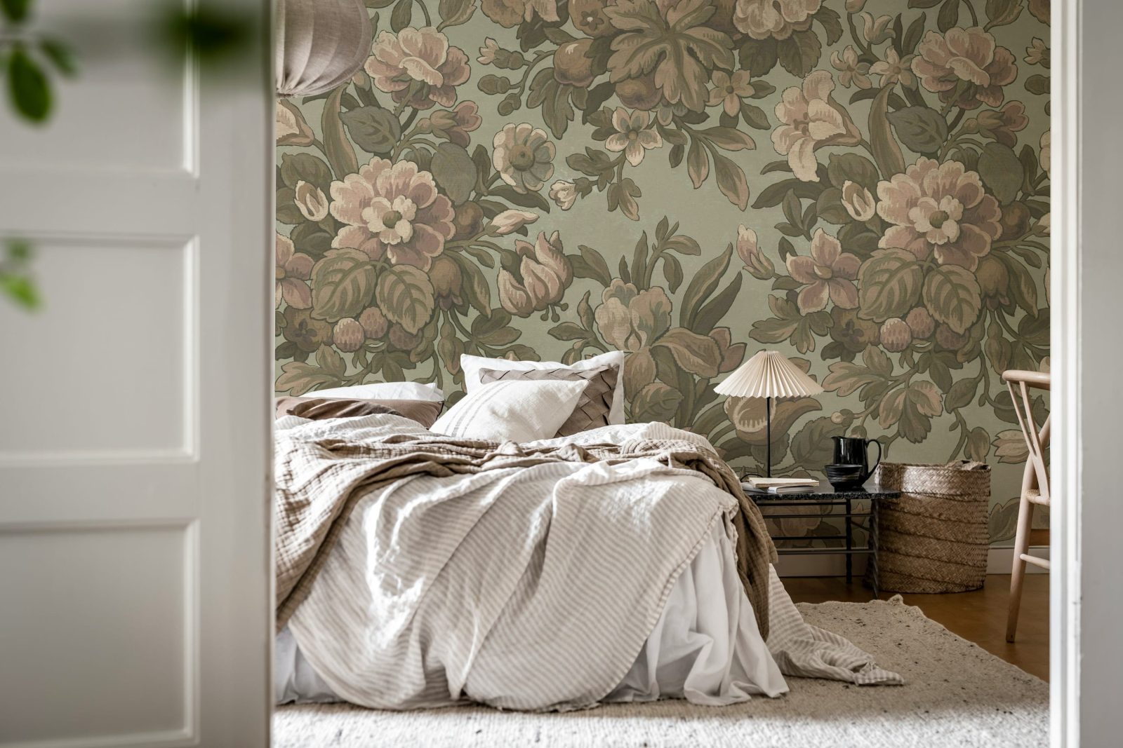 Majestic Vintage Garden, Dusty Pink, Rebel Walls 3