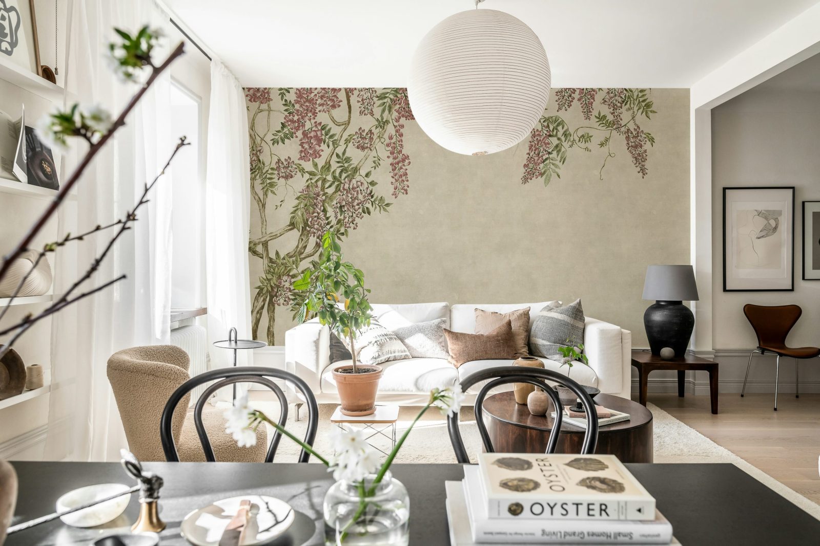 Wisteria Garden, Beige, Rebel Walls 3