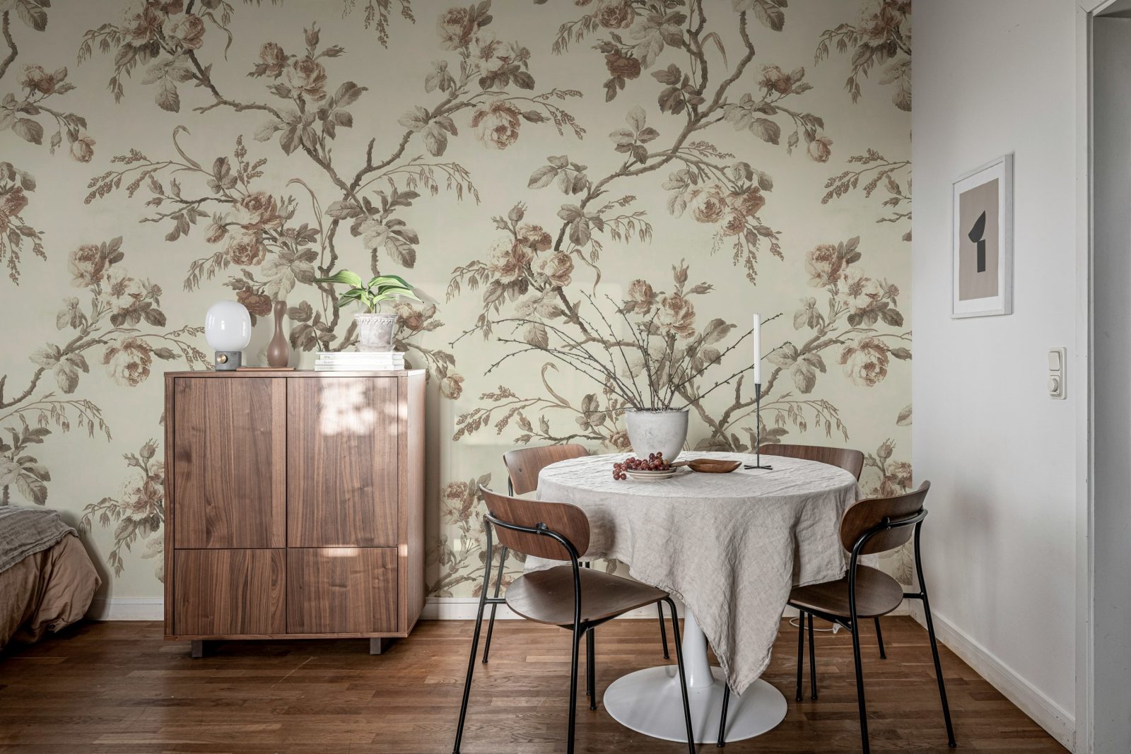 Rose Garland, Beige, Rebel Walls 3