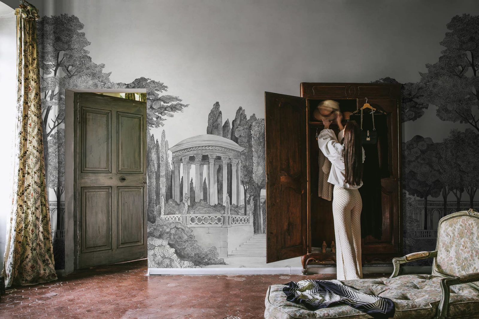 Chatsworth Park, Mirrored Graphite, Rebel Walls 3