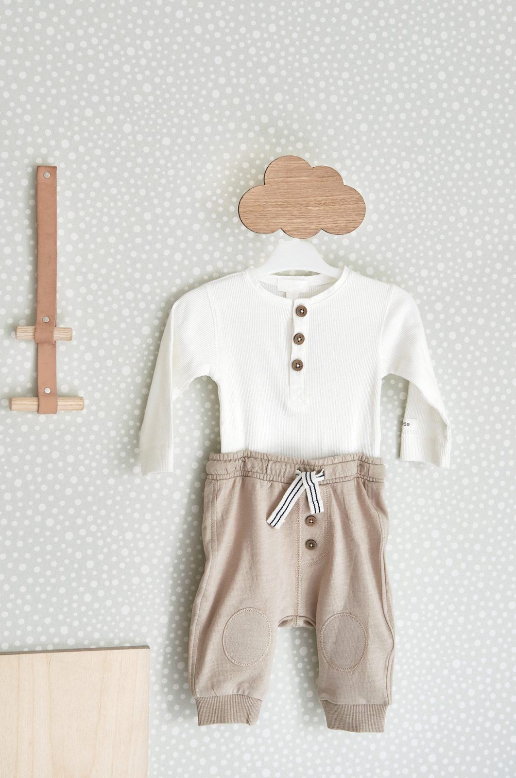 Dots, Grey, Majvillan 5