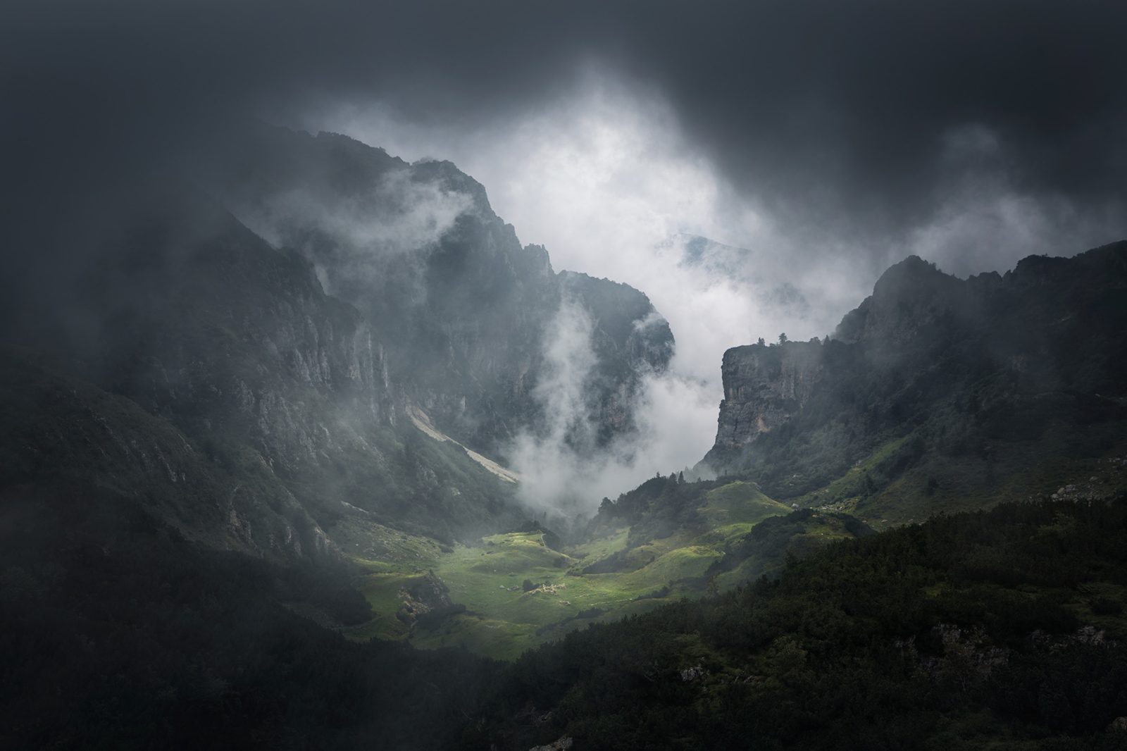 Foggy Valley, Rebel Walls