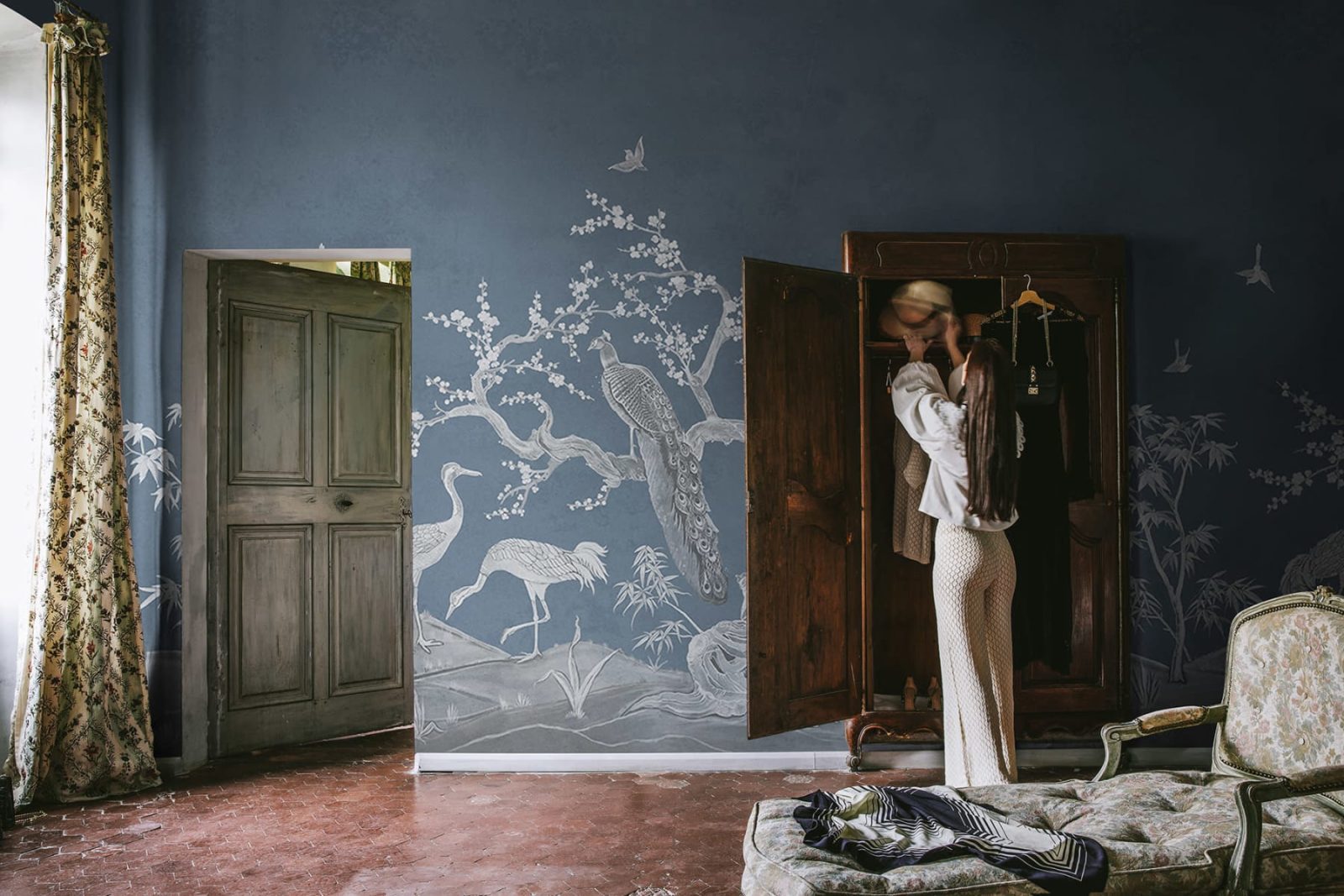 Chinoiserie Lace, Navy Blue, Rebel Walls 3