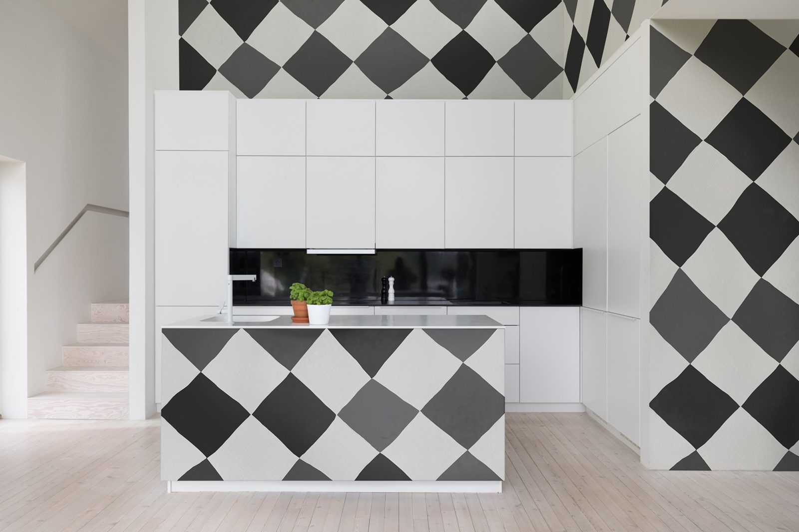 Tremble, Black & White, Rebel Walls 2